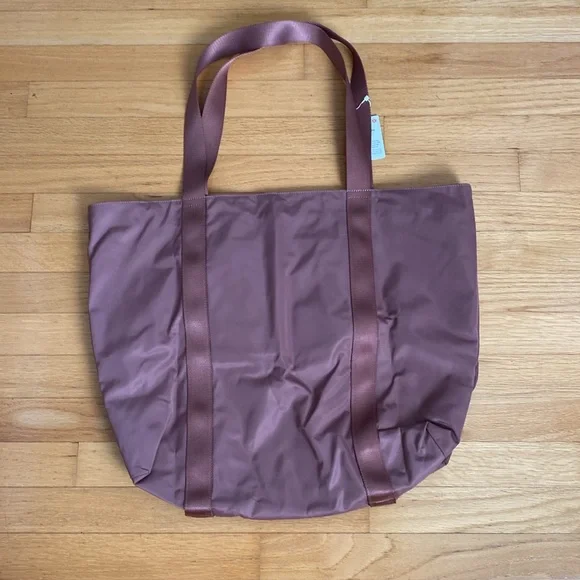 NWT Lululemon Take it on Tote - Picture 5 of 9